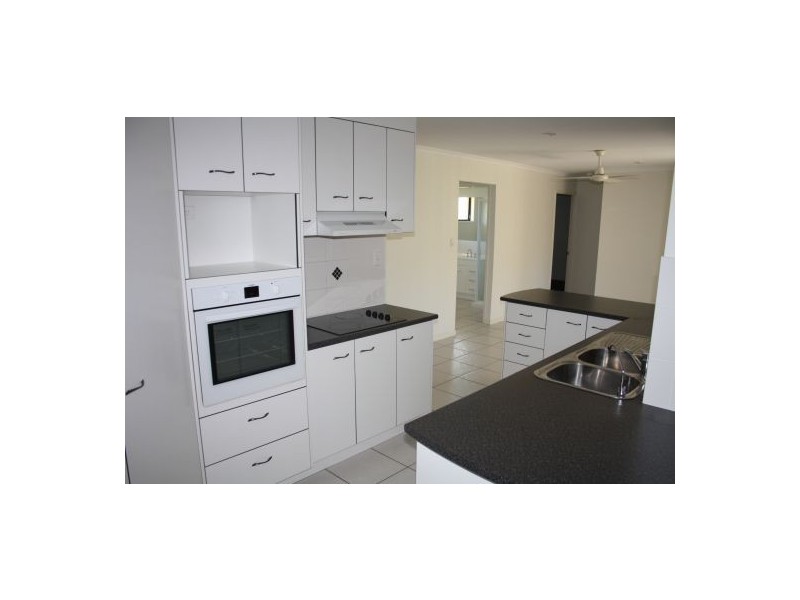 28 Topaz Circuit, Urangan QLD 4655