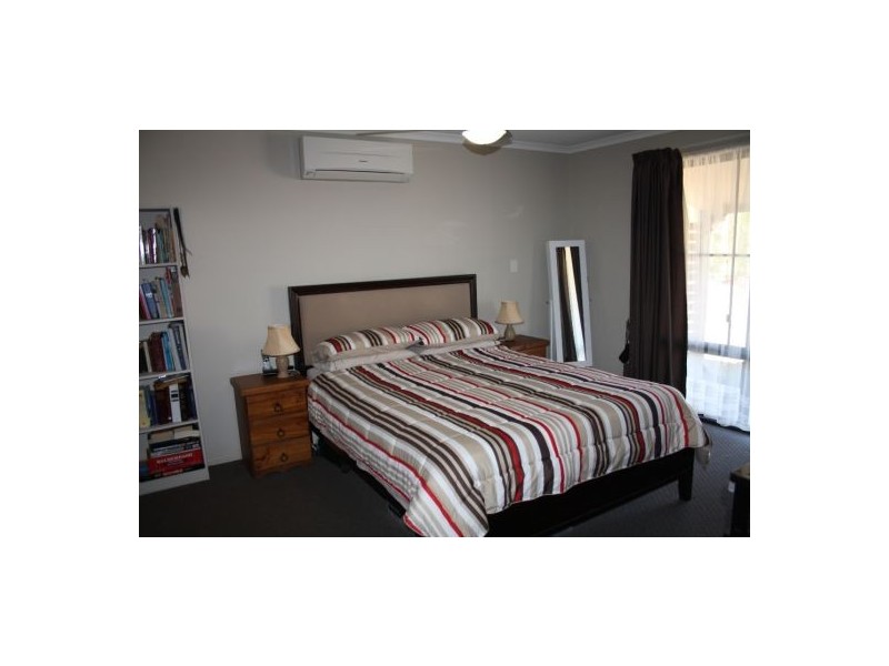 15 Lachlan Drive, Oakhurst QLD 4650