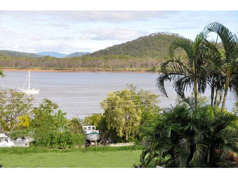 8 Sunset Drv, Sarina Beach QLD 4737