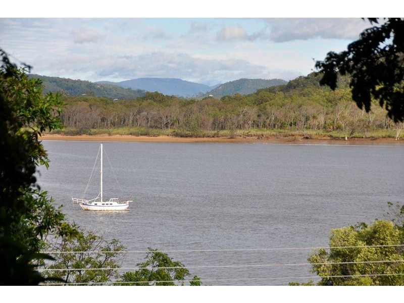 8 Sunset Drv, Sarina Beach QLD 4737