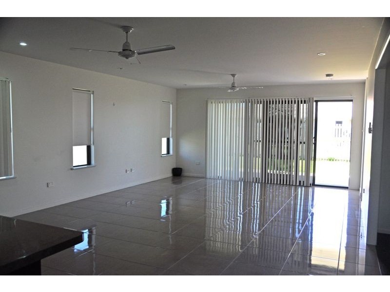 16 Salisbury Place, Ooralea QLD 4740