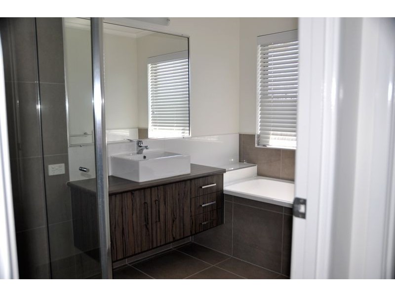16 Salisbury Place, Ooralea QLD 4740