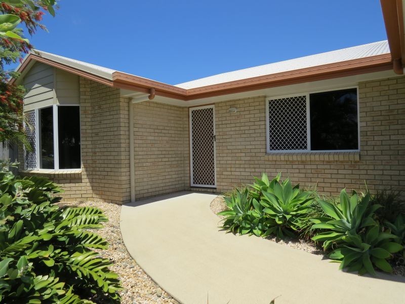 1/2 Dustwill Street, Eimeo QLD 4740