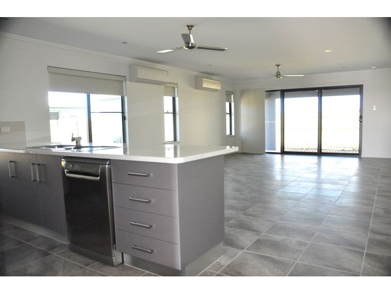 75 Makybe Diva Drv, Ooralea QLD 4740