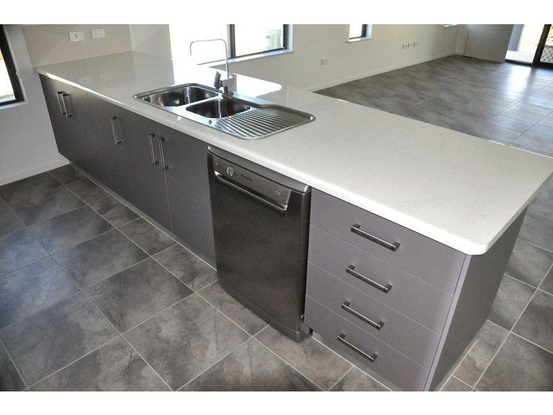 75 Makybe Diva Drv, Ooralea QLD 4740