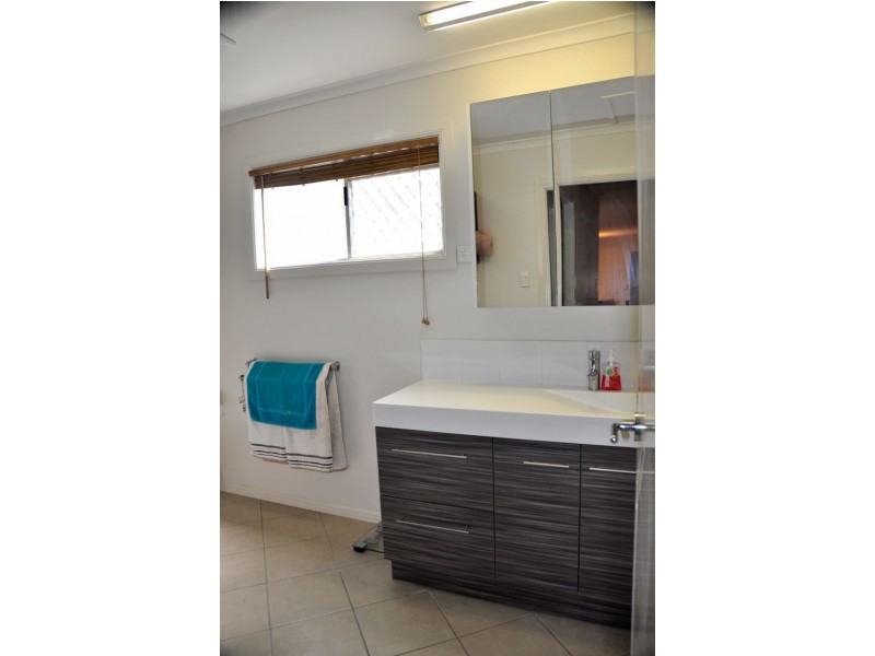 20 Schapers Rd, Glenella QLD 4740