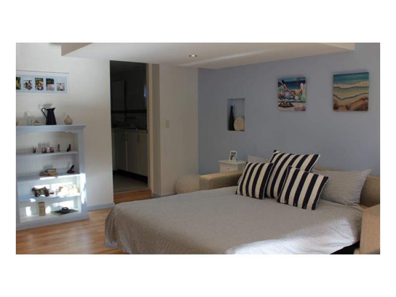 151 Barrenjoey Road (down quiet driveway away from main road), Newport NSW 2106