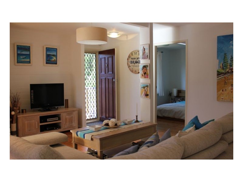 151 Barrenjoey Road (down quiet driveway away from main road), Newport NSW 2106