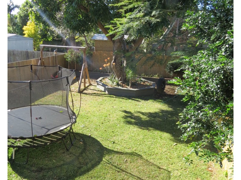 84 Palm Avenue, Shorncliffe QLD 4017