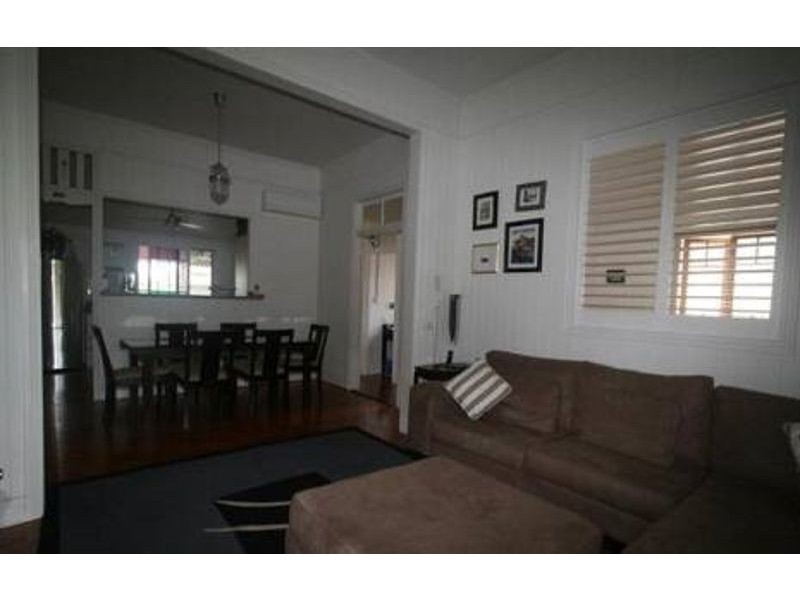 35 Palm Ave, Sandgate QLD 4017