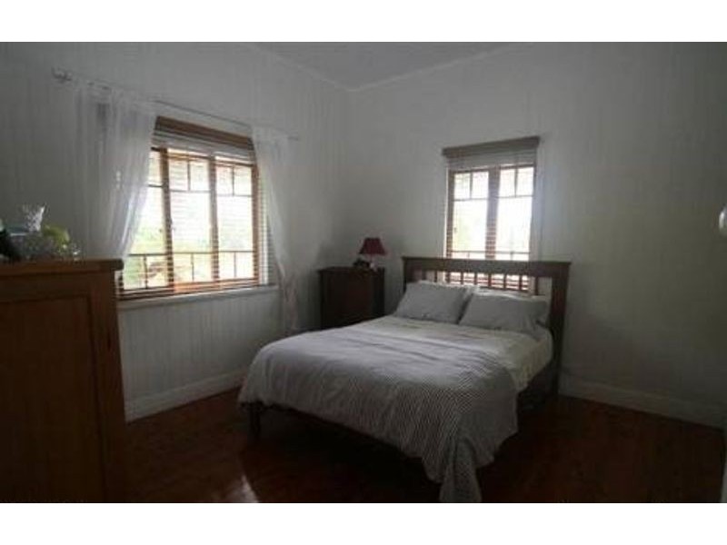 35 Palm Ave, Sandgate QLD 4017