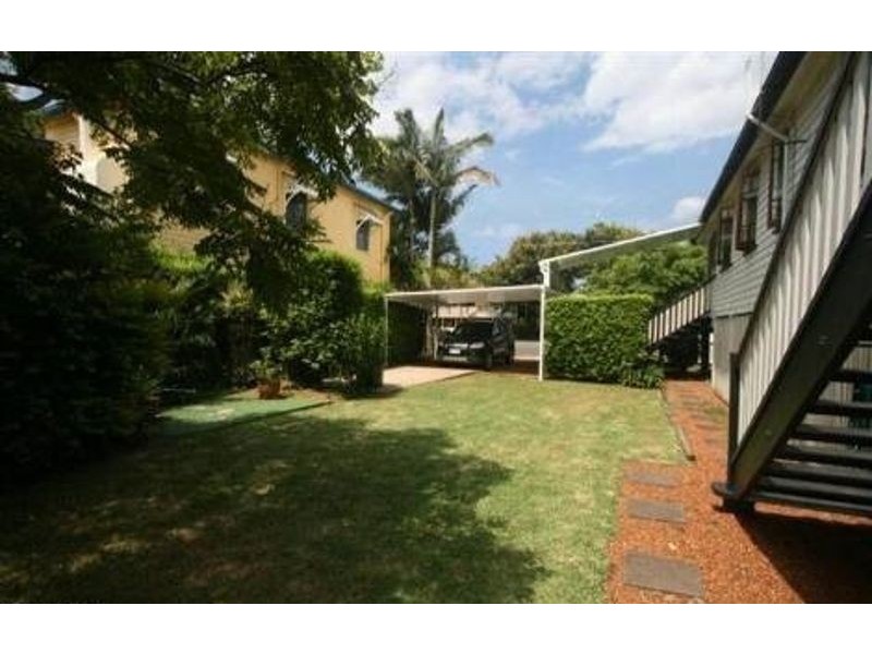 35 Palm Ave, Sandgate QLD 4017