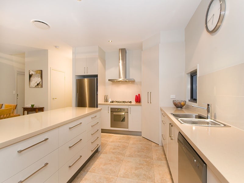 33 Raymond Street, Shorncliffe QLD 4017