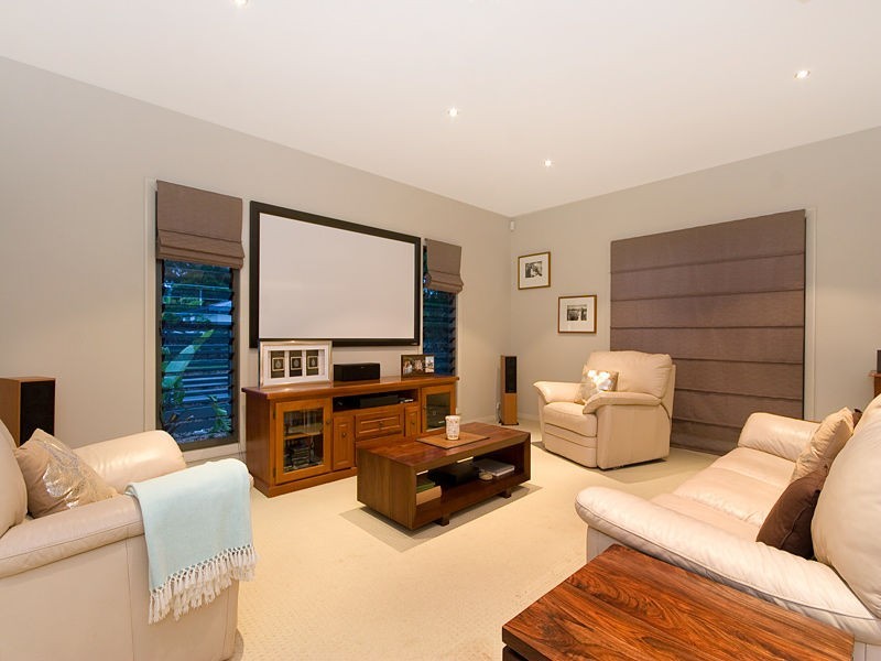 33 Raymond Street, Shorncliffe QLD 4017