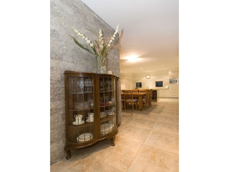 33 Raymond Street, Shorncliffe QLD 4017