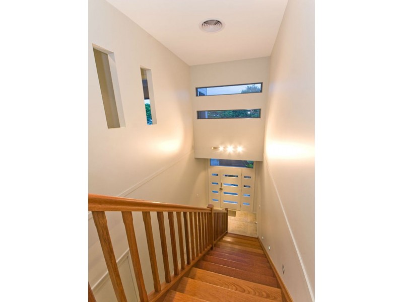 33 Raymond Street, Shorncliffe QLD 4017