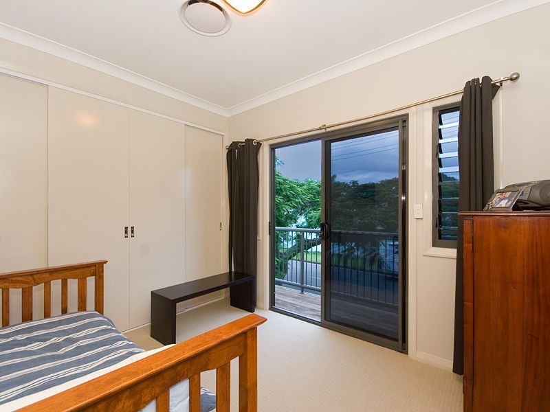 33 Raymond Street, Shorncliffe QLD 4017