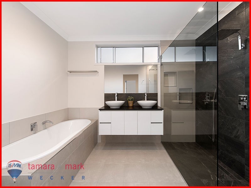 36 Ward Street, Sandgate QLD 4017
