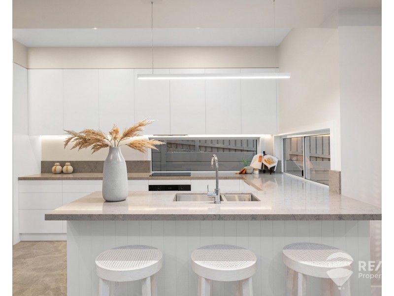 2/218 Rainbow Street, Sandgate QLD 4017