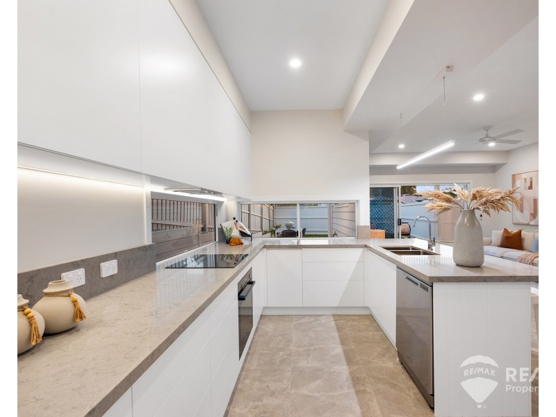 2/218 Rainbow Street, Sandgate QLD 4017