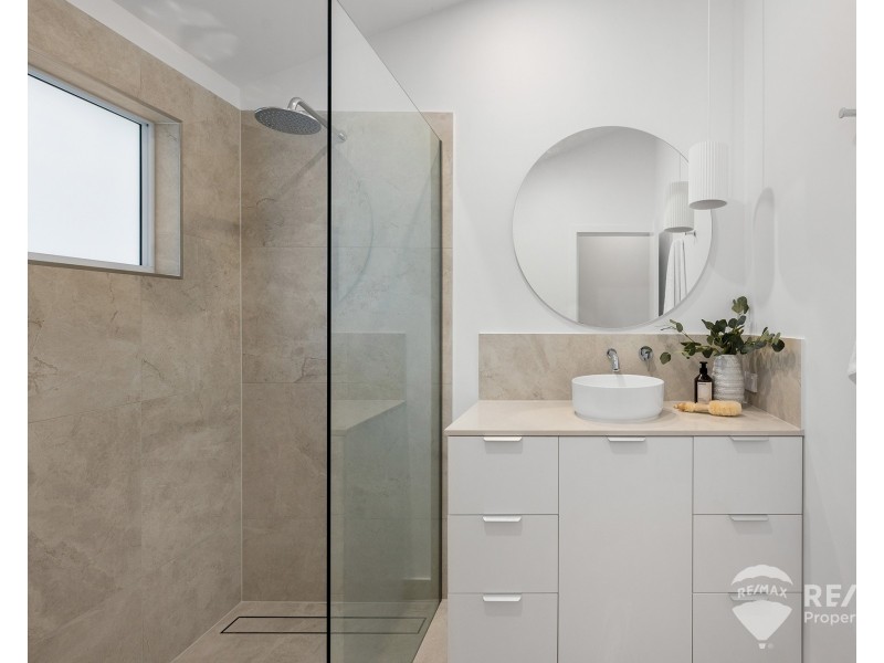 2/218 Rainbow Street, Sandgate QLD 4017