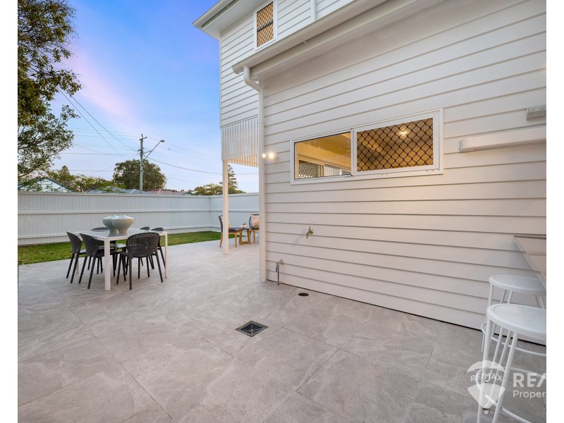 2/218 Rainbow Street, Sandgate QLD 4017