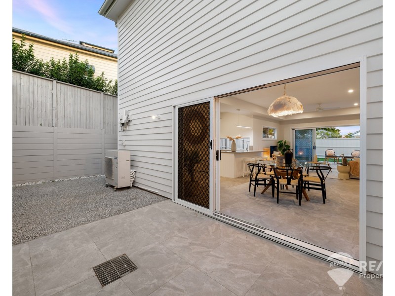 2/218 Rainbow Street, Sandgate QLD 4017