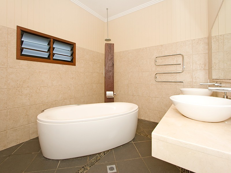 208 Flinders Parade, Sandgate QLD 4017