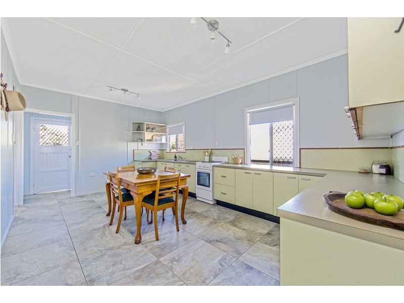10 Hawthorne Street, Woody Point QLD 4019