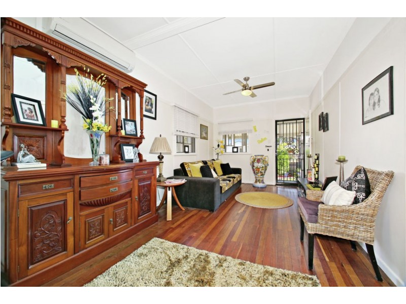 32 James Street, Scarborough QLD 4020