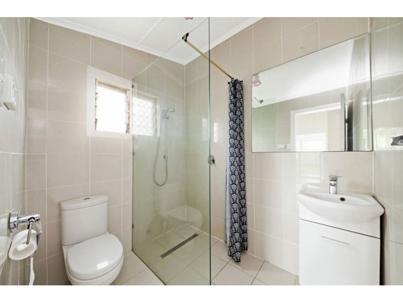33 Caroline Street, Woody Point QLD 4019