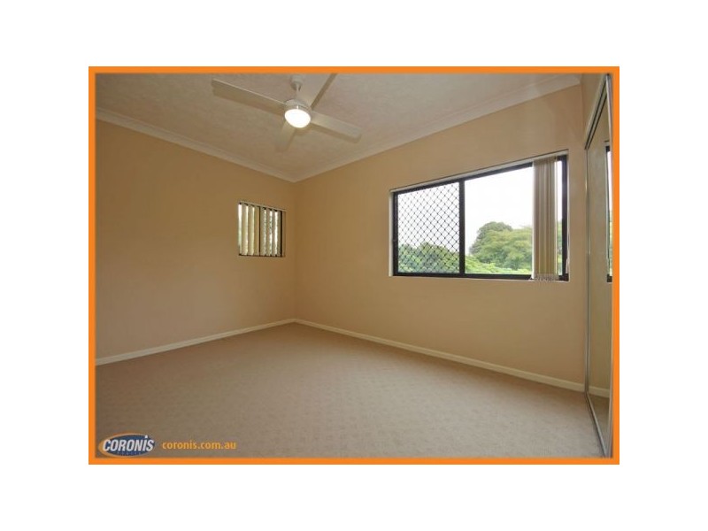 2/12 Landsborough Avenue, Scarborough QLD 4020