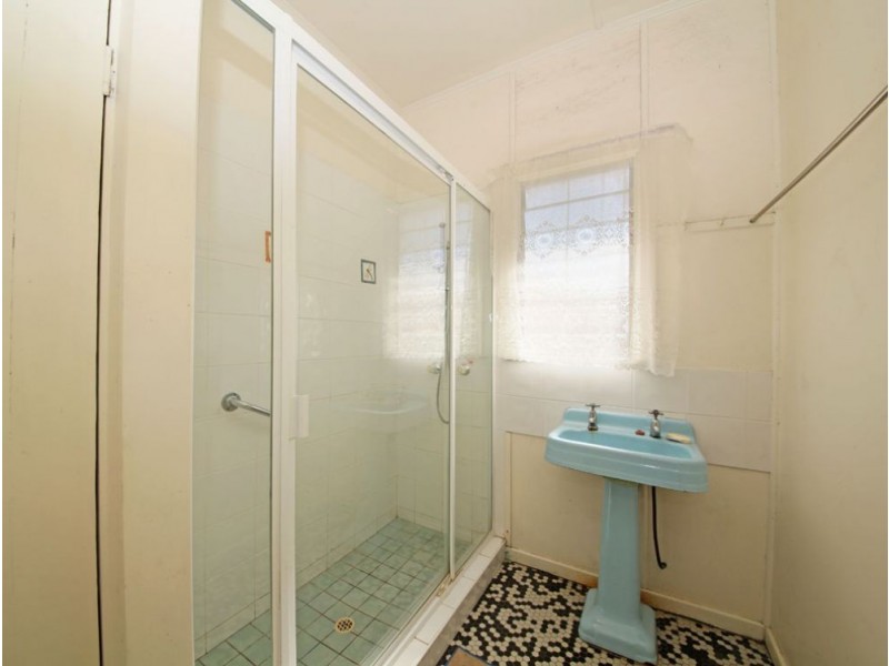 33 Livermore Street, Redcliffe QLD 4020