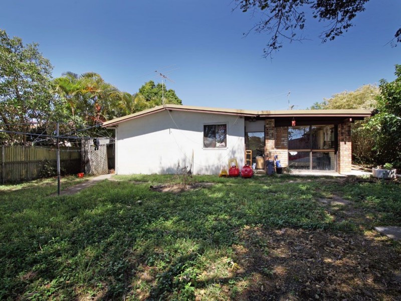 18 Waterton St, Clontarf QLD 4019