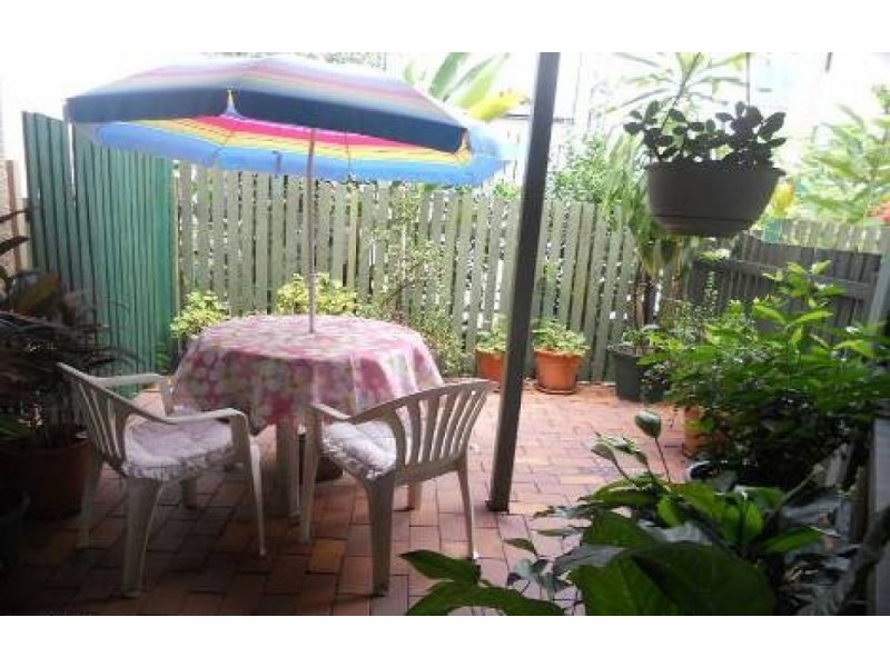 2/13 Annie St, Woody Point QLD 4019