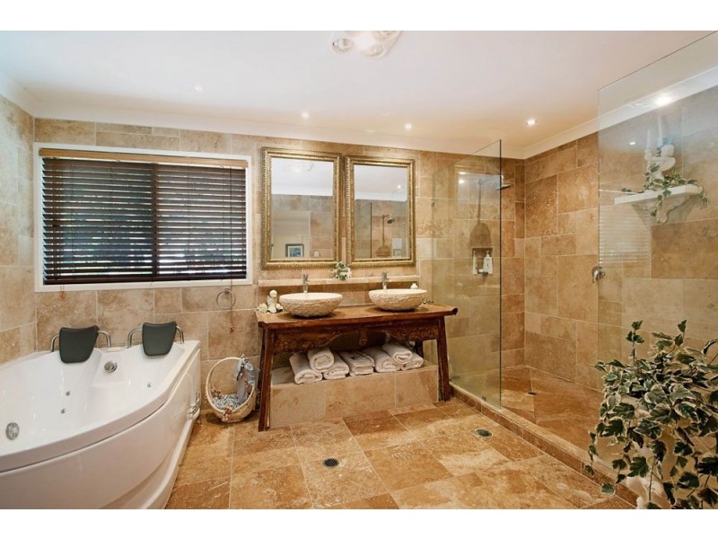 9 Hillside Court, Little Mountain QLD 4551