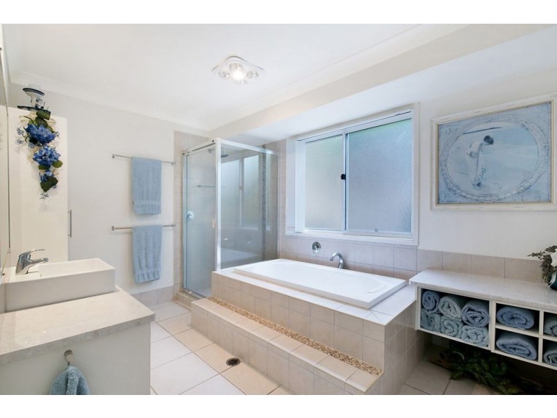 9 Hillside Court, Little Mountain QLD 4551