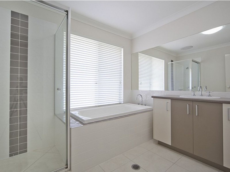 40 Elvena Circuit, Little Mountain QLD 4551