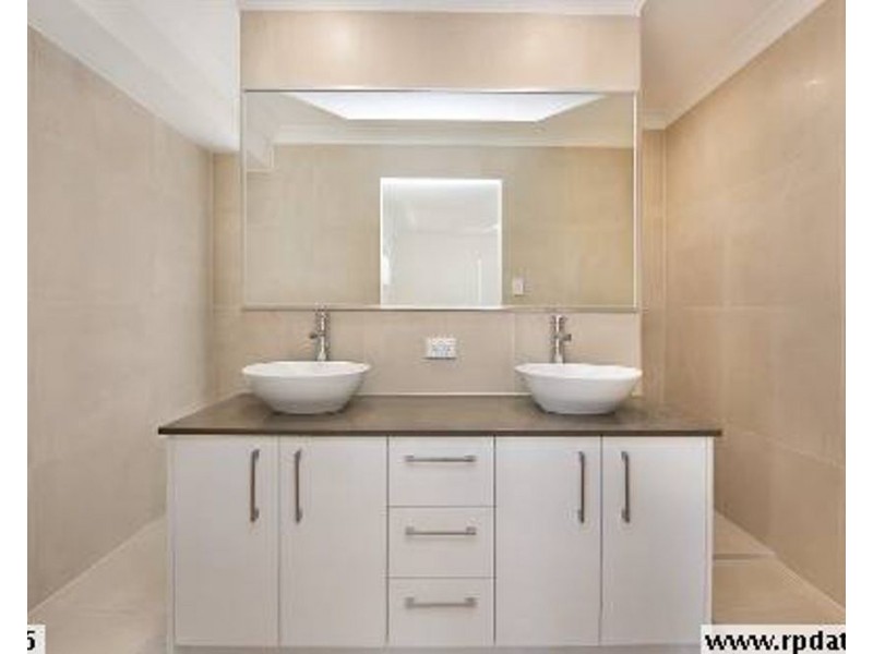 8 MacIntyre Crescent, Pelican Waters QLD 4551