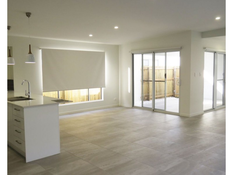 8 MacIntyre Crescent, Pelican Waters QLD 4551