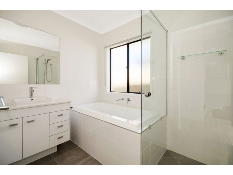 28 Locke Crescent, Caloundra West QLD 4551