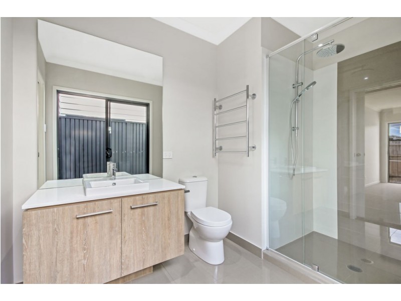 33 Samuel Walker Street, Caloundra West QLD 4551