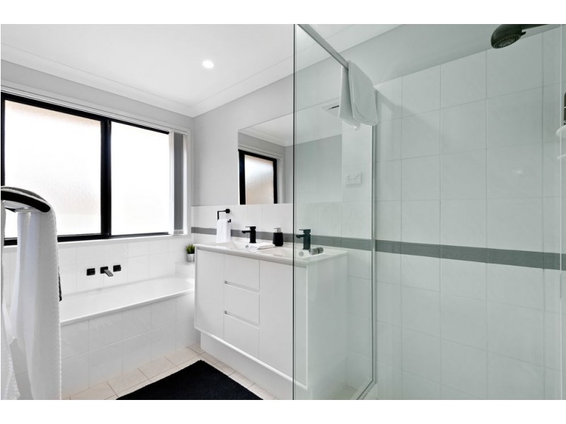 21 Discovery Drive, Little Mountain QLD 4551