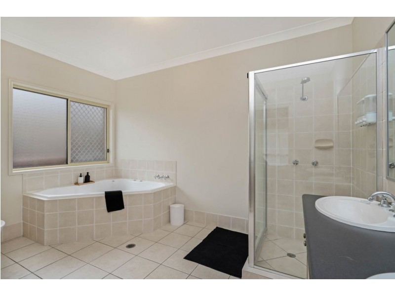 18 Campbellville Circuit, Pelican Waters QLD 4551