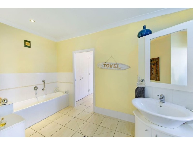 50 Kalowendha Avenue, Pelican Waters QLD 4551