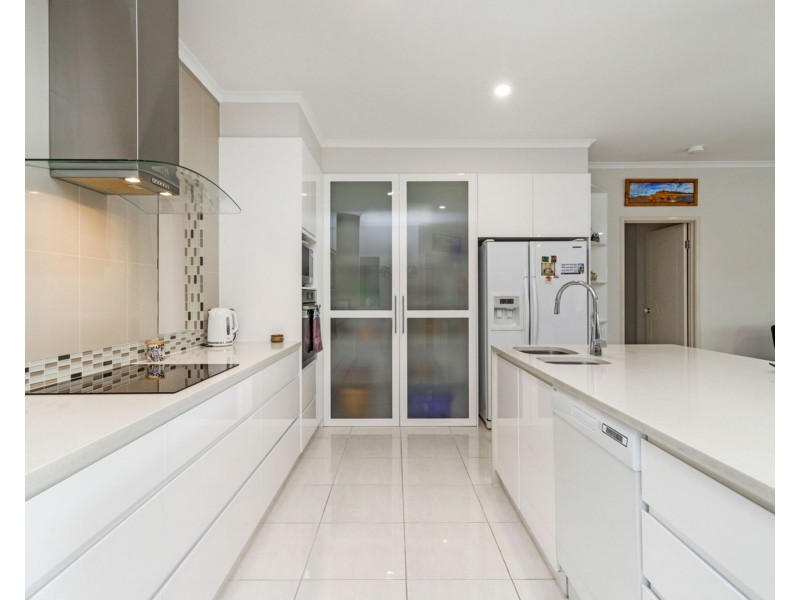 4 Majorca Place, Kawana Island QLD 4575