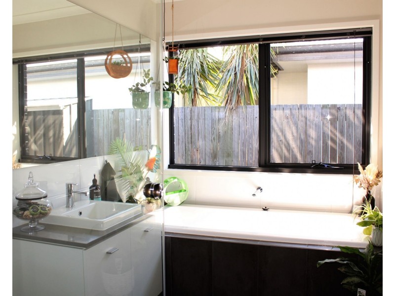 8 Lapis Street, Caloundra West QLD 4551