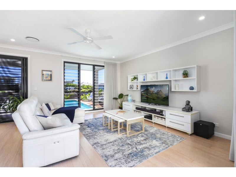 33 Harbourlights Way, Pelican Waters QLD 4551