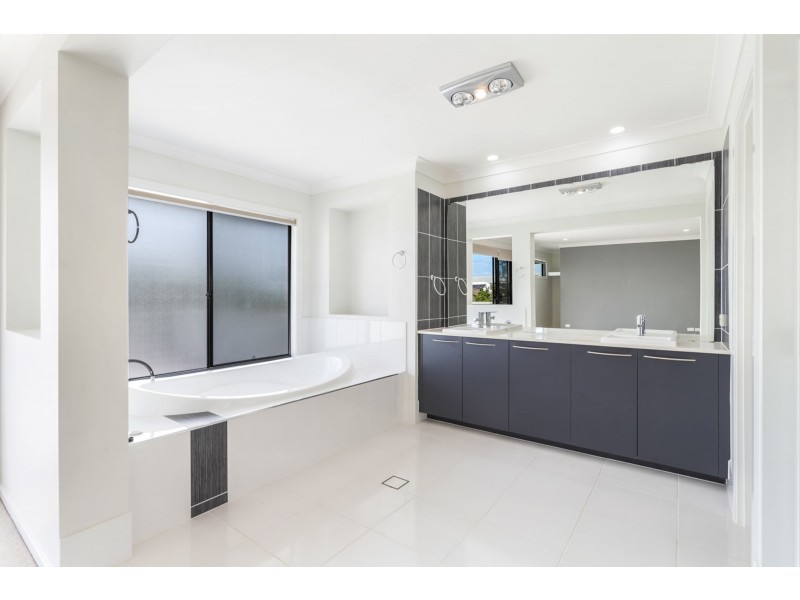 4 Whitehaven Way, Pelican Waters QLD 4551