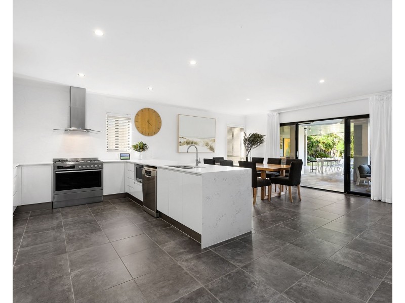 10 Francis Court, Pelican Waters QLD 4551